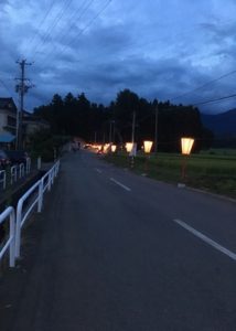 熊野神社までの道を照らすぼんぼり