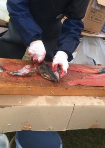 鮭の頭も切り分ける