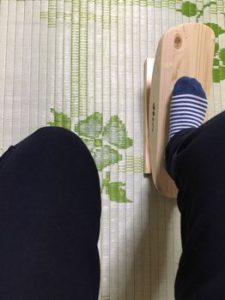 あしふみ健幸ライフを縦に置いて右足で踏み込む